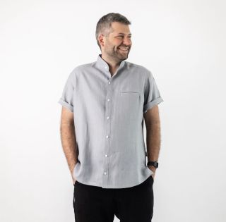 Lněná košile s krátkým rukávem v šedé barvě je základ, který se hodí ke všemu. Jednoduchá, stylová a naprosto univerzální....