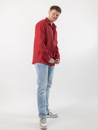 Červená lněná košile s dlouhým rukávem je kousek, který nepřehlédnete. Živá barva, elegantní střih a nečekané pohodlí. ❤️...