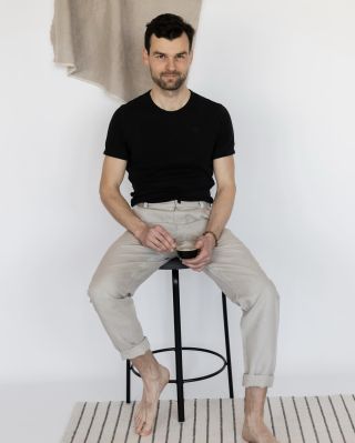 Volnost, styl, výdrž. 💼 Tyhle kalhoty s vámi zvládnou celý den. Od klidného rána s kávou po pracovní schůzku i spontánní...